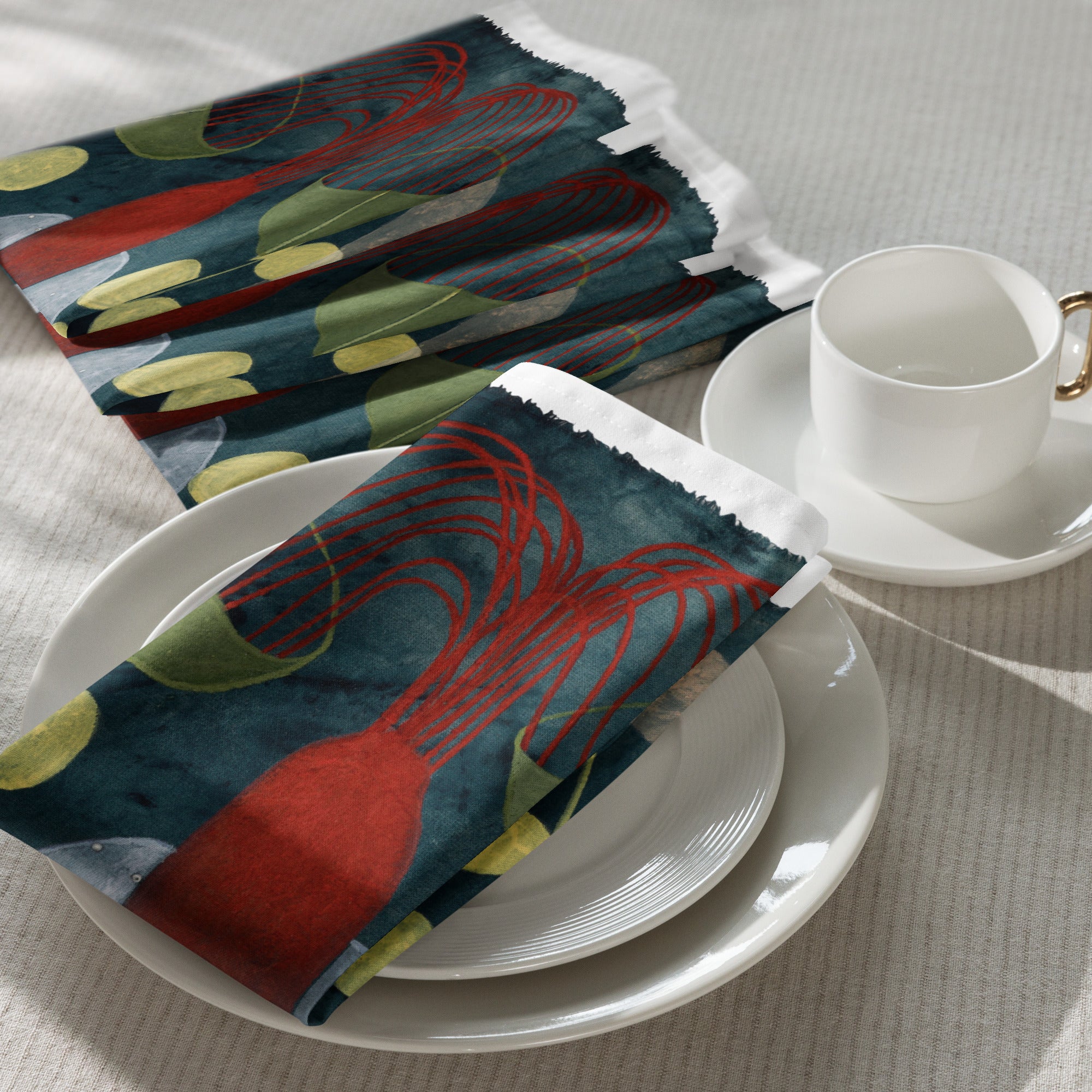 "Die Magische Küche" – Serviette auf weißem Teller mit Goldrand-Tasse | Claudia Pollack
