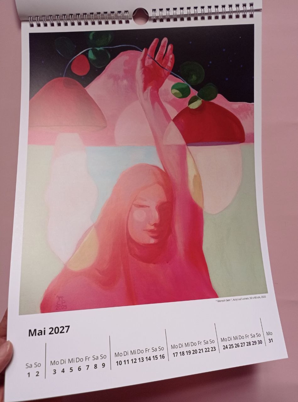 Maiblatt 2027 mit "Mensch Sein": eine Frau mit geschlossenen Augen und erhobenem Arm zwischen roten und grünen Formen.