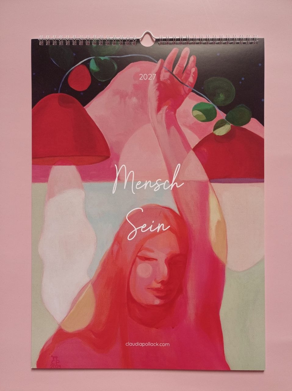 Kunstkalender 2027 "Mensch Sein" von Claudia Pollack mit Spiralbindung und einer Frau mit erhobenem Arm in Rosa und Rot.